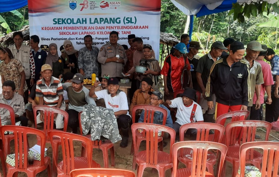 Bhabinkamtibmas Polsek Bojong Hadiri Kegiatan Sekolah Lapangan Kelompok Tani 1 WhatsApp Image 2023 08 24 at 14.45.06