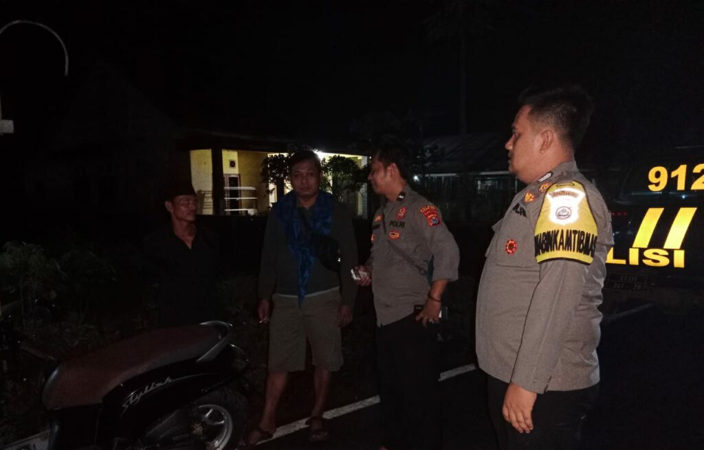 SPKT Polsek Cimanggu Gelar Patroli Malam Cegah Gangguan Kamtibmas 9 WhatsApp Image 2023 08 25 at 08.56.38