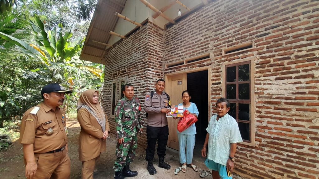 Bhabinkamtibmas Polsek Pandeglang Dampingi Pemberian Bantuan Lisdes 7 WhatsApp Image 2023 08 25 at 08.58.32