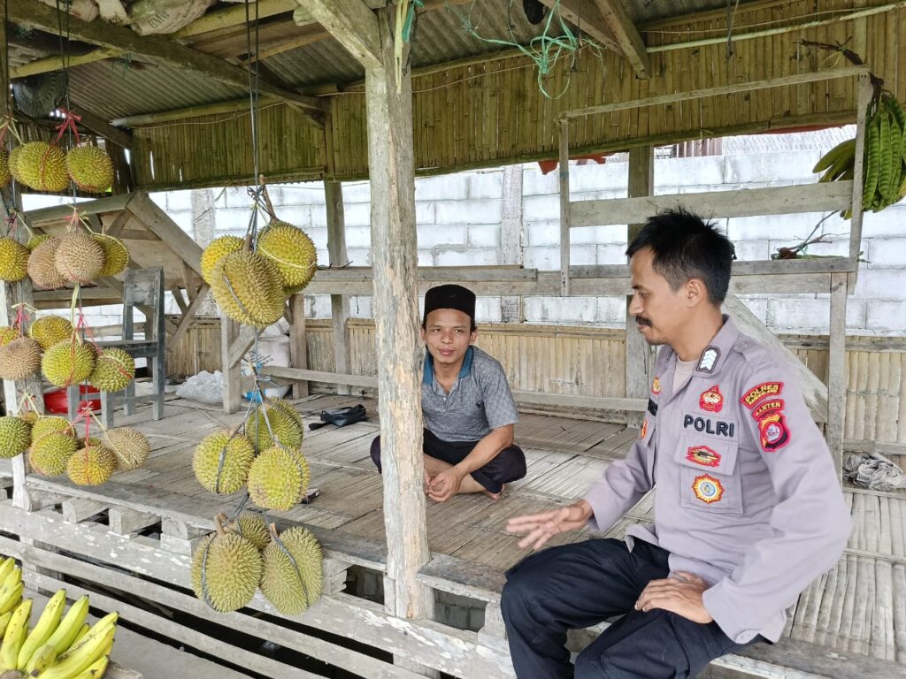 Sambangi Penjual Durian, Ini Pesan Bhabinkamtibmas Polsek Mandalawangi 5 WhatsApp Image 2023 08 25 at 09.07.46