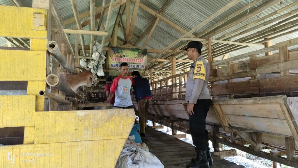 Ciptakan Kondusifitas, Bhabinkamtibmas Polsek Cikeusik Sambangi Peternak 4 WhatsApp Image 2023 08 25 at 09.11.48