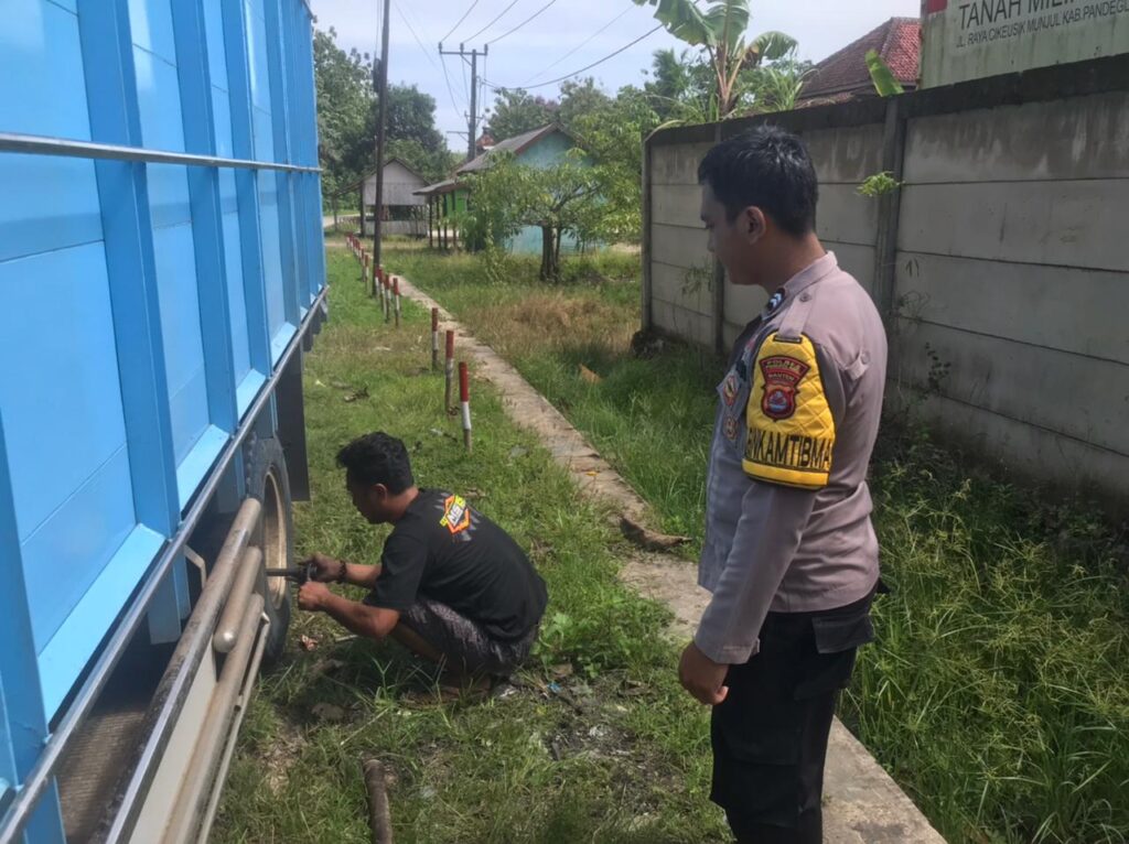Berikan Pelayanan Prima, Polsek Cikeusik Bantu Pengendara Ganti Ban Bocor 3 WhatsApp Image 2023 08 25 at 09.20.23