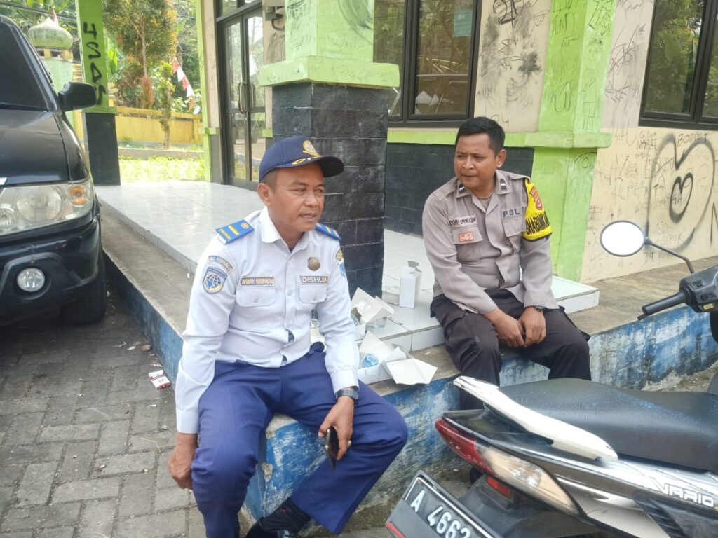 Bhabinkamtibmas Polsek Cadasari Sambangi Anggota Dishub 2 WhatsApp Image 2023 08 25 at 09.26.42