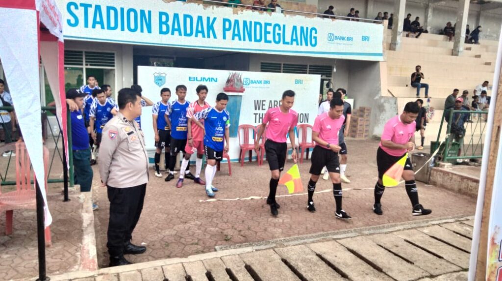 Jaga Sportifitas, Bhabinkamtibmas Polsek Pandeglang Lakukan Pengamanan Sepak Bola 1 WhatsApp Image 2023 08 26 at 21.30.45