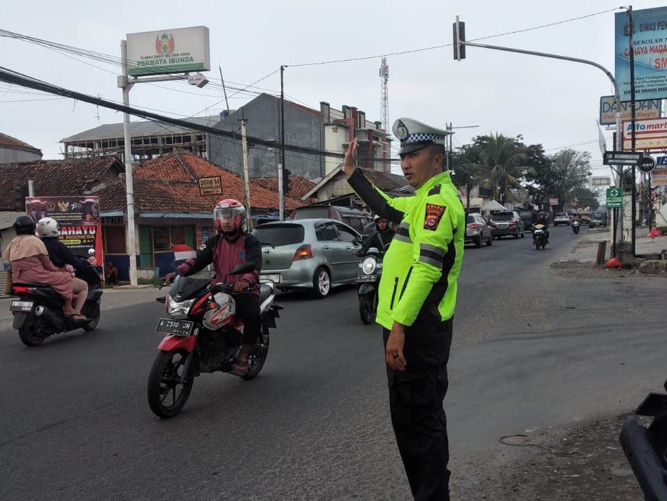 Lancarkan Arus Lalulintas Akhir Pekan Polsek Pandeglang Gelar Pengaturan 10 WhatsApp Image 2023 08 26 at 22.25.30