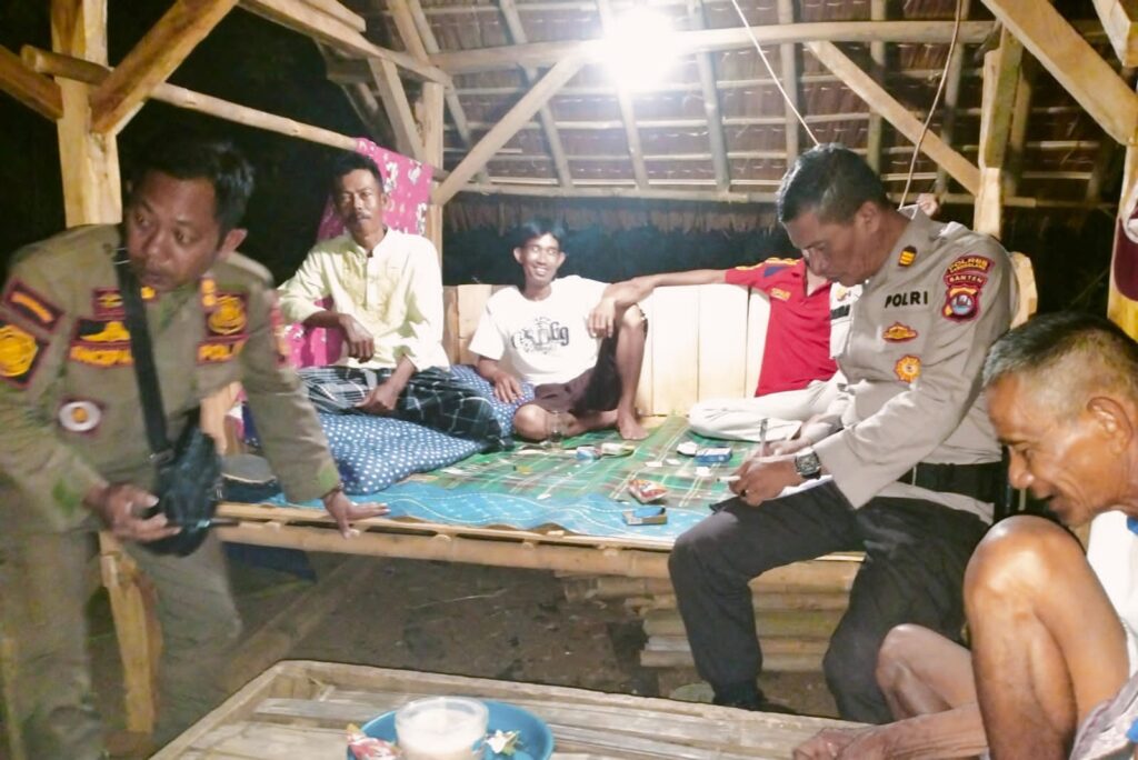 Kapolsek Angsana Pimpin Patroli Gabungan Cegah Gangguan Kamtibmas 5 WhatsApp Image 2023 08 27 at 15.13.24