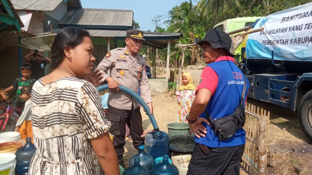 Kapolsek Angsana Bersama Muspika Distribusikan Bantuan Air Bersih ke Wilayah Terdampak Kekeringan 7 WhatsApp Image 2023 08 27 at 17.26.58