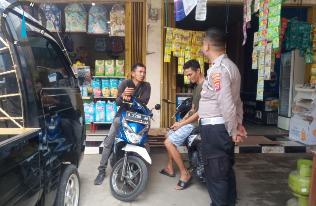 Polsek Menes Gelar Patroli Jalan Kaki di Pasar untuk Ciptakan Keamanan 6 WhatsApp Image 2023 10 03 at 09.30.31