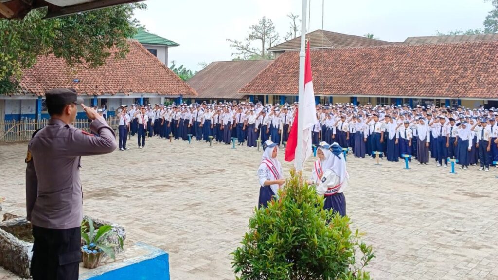 Polsek Menes: Pembinaan Upacara dan Pesan Kamtibmas di SMP 1 Menes 1 WhatsApp Image 2023 10 09 at 08.40.18