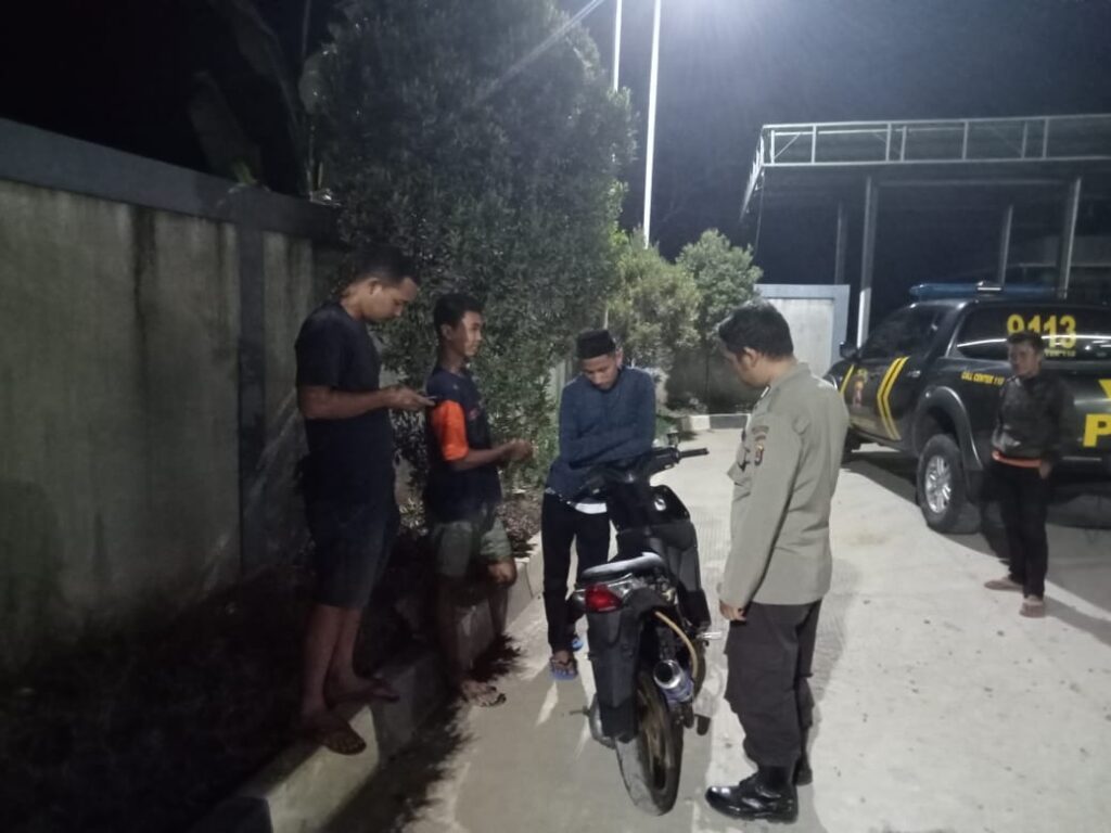 Polsek Bojong Gelar Patroli Malam untuk Menjaga Kamtibmas 2 WhatsApp Image 2023 10 09 at 12.32.13