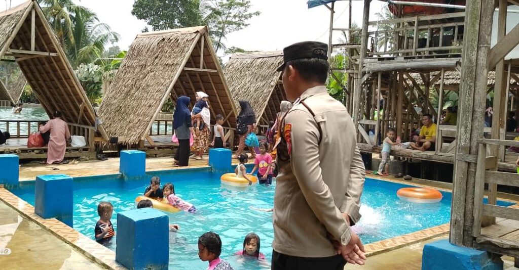 Polsek Cikedal Lakukan Patroli Wisata untuk Memberikan Rasa Aman kepada Pengunjung 9 WhatsApp Image 2023 10 09 at 12.52.02