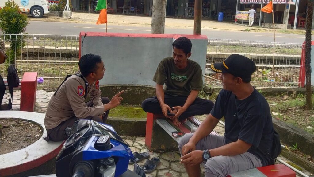 Polsek Panimbang: Bhabinkamtibmas Rutin Melakukan Sambang dan Patroli 9 WhatsApp Image 2023 10 09 at 16.39.53