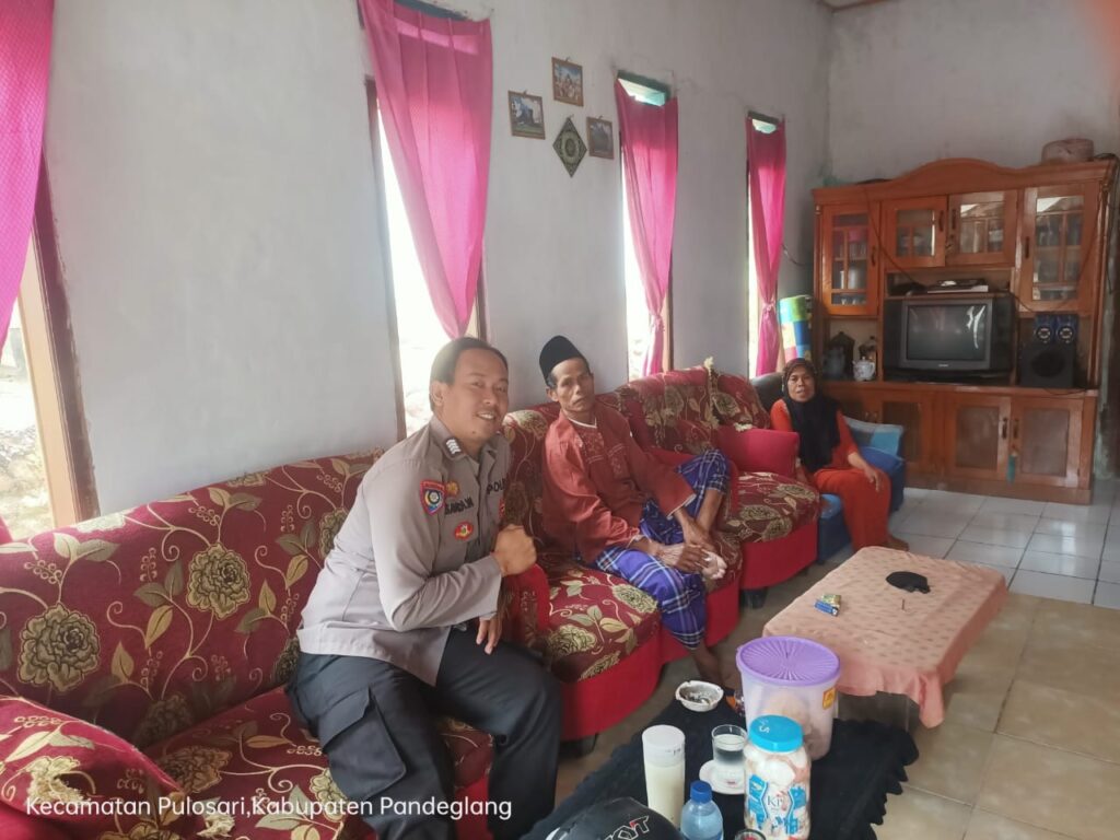 Polsek Pulosari: Bhabinkamtibmas Sambang Warga Desa Karyawangi untuk Dialog Kamtibmas 4 WhatsApp Image 2023 10 09 at 18.22.20