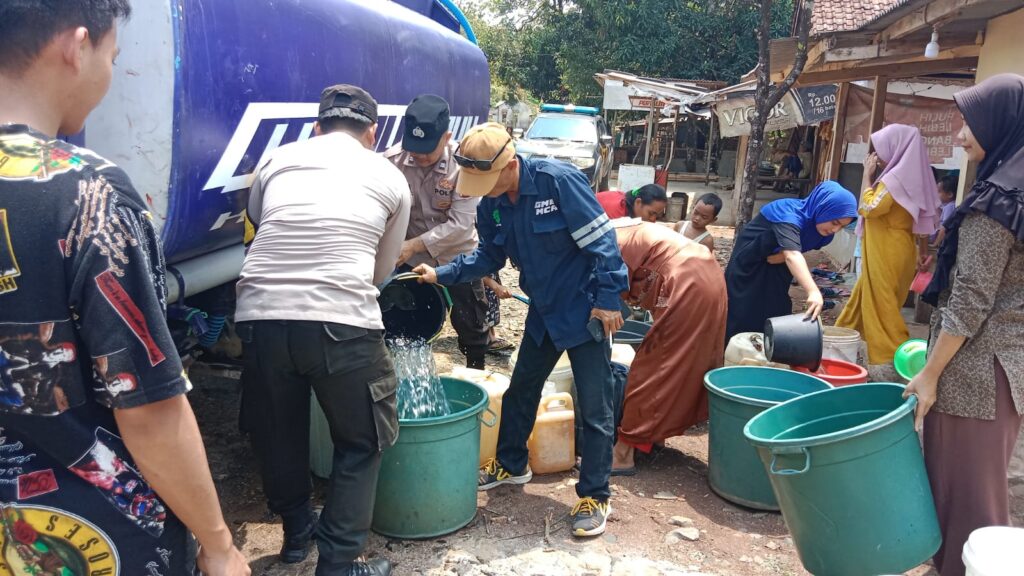 Polsek Cigeulis dan Pemdes Karyabuana Salurkan Bantuan Air Bersih bagi Warga Terdampak Kekeringan 5 WhatsApp Image 2023 10 09 at 18.26.04