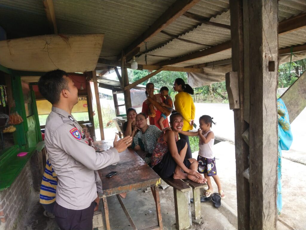 Bhabinkamtibmas Polsek Panimbang Terus Jalankan Kegiatan Sambang dan Dialogis dengan Masyarakat 6 WhatsApp Image 2023 10 09 at 18.34.18