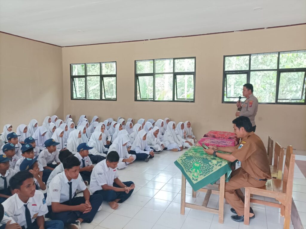 Polsek Cikedal Sosialisasikan Bahaya Bullying dan Kenakalan Remaja di SMPN 2 Cikedal 7 WhatsApp Image 2023 10 09 at 18.35.50
