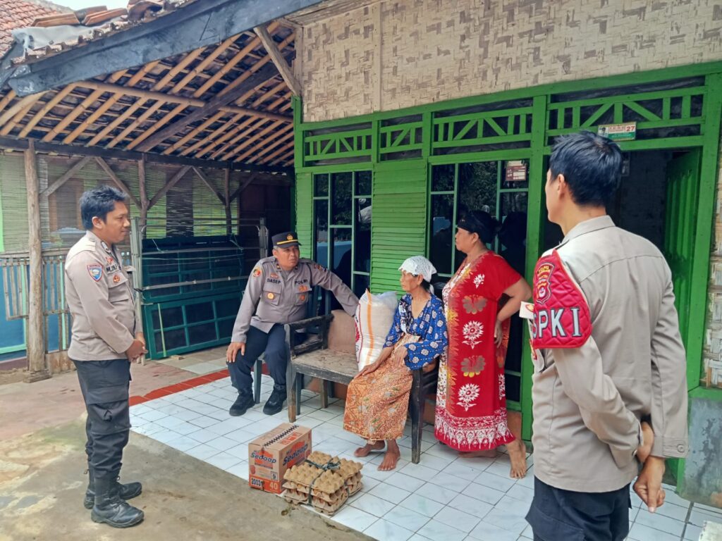 Polsek Pagelaran Bantu Korban Kebakaran dengan Penyerahan Bantuan Sembako 5 WhatsApp Image 2023 10 10 at 08.16.13