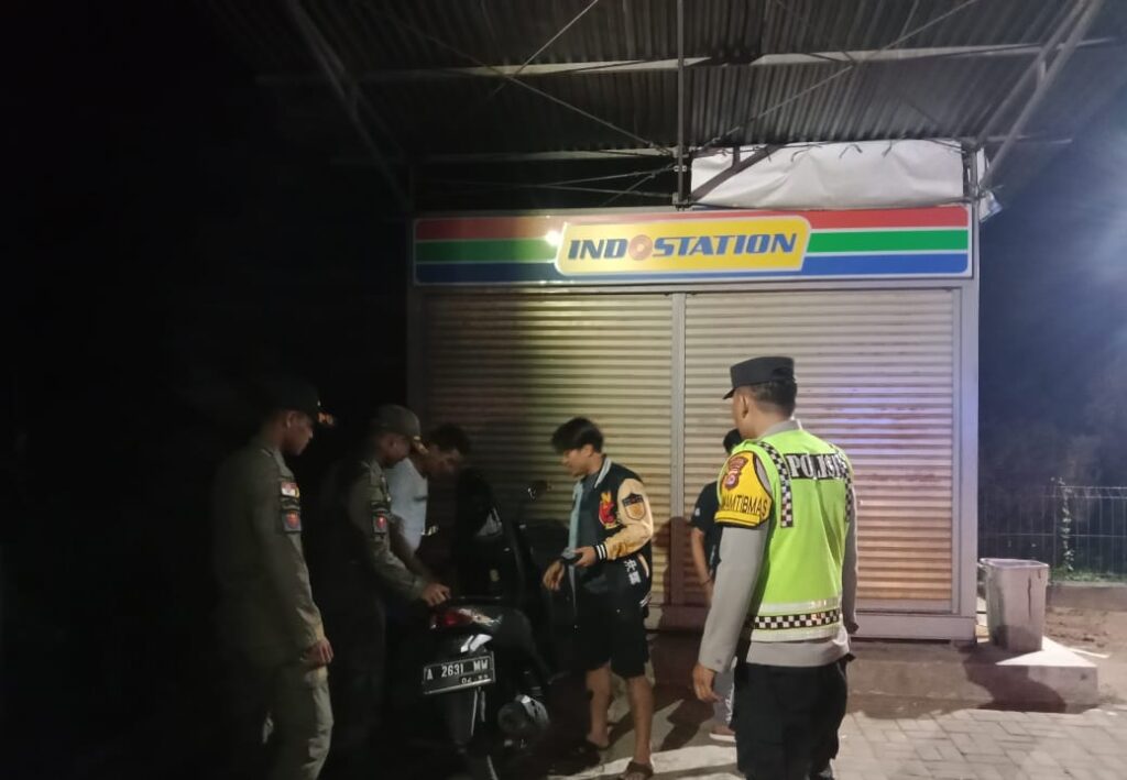 Polsek Cikedal Gelar Patroli Gabungan Malam Minggu Antisipasi Kriminalitas 6 WhatsApp Image 2023 10 15 at 09.44.05