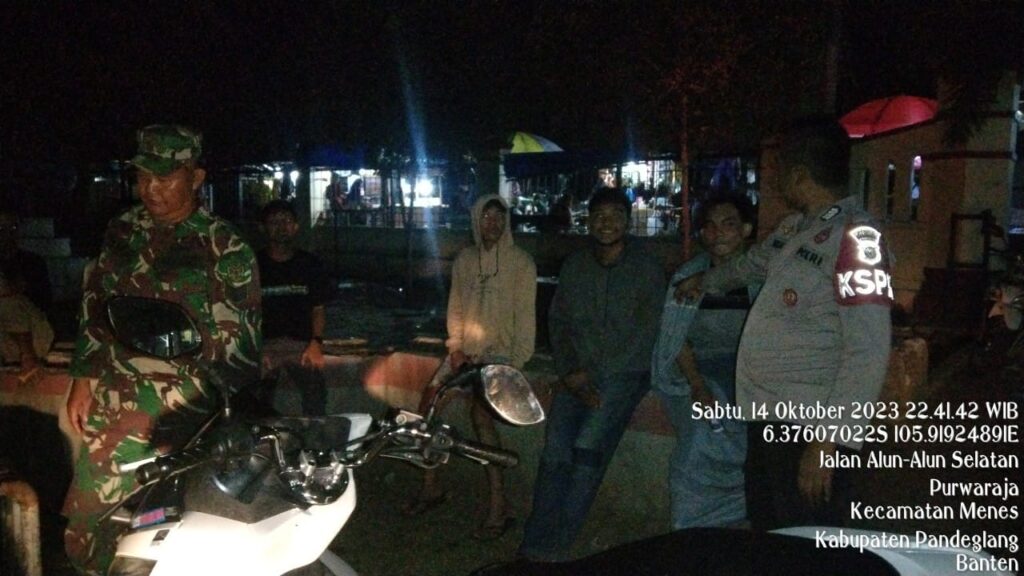 Patroli Gabungan Polsek Menes, Koramil Menes, dan Pol-PP untuk Mewujudkan Situasi Kamtibmas yang Aman dan Kondusif 3 WhatsApp Image 2023 10 15 at 12.31.37