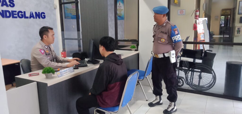Provos Polres Pandeglang Gelar Pengamanan Pelayanan SIM 3 WhatsApp Image 2023 10 16 at 10.05.30