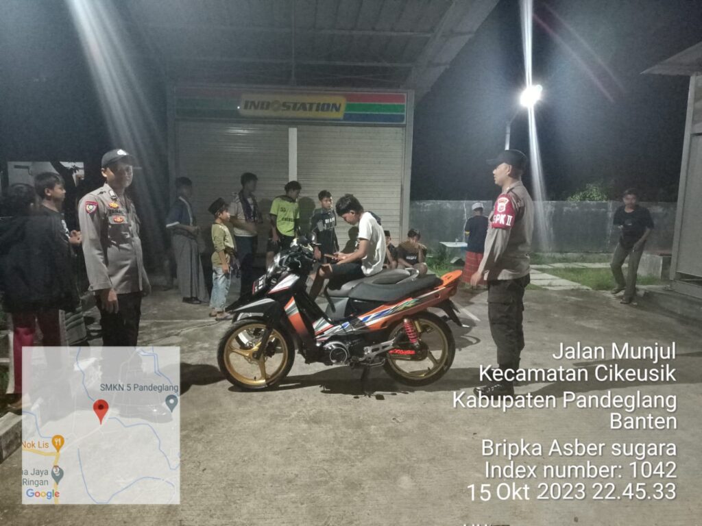 Polsek Cikeusik Gelar Patroli Malam untuk Mewujudkan Kamtibmas yang Aman dan Kondusif 8 WhatsApp Image 2023 10 16 at 11.14.07