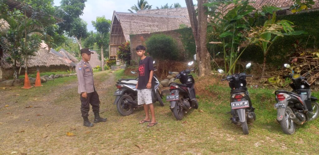 Polsek Cimanggu Gelar Pengamanan Tempat Wisata Kolam Renang Saung Kiray dan Waterpark Ujungkulon 9 WhatsApp Image 2023 10 16 at 11.16.54