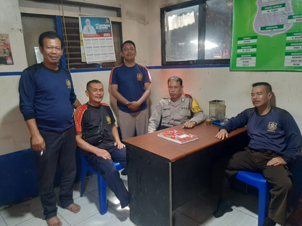 Polsek Pandeglang Melalui Bhabinkamtibmas Sambangi Satpam Pasar Plaza Pandeglang 6 WhatsApp Image 2023 10 18 at 10.18.56
