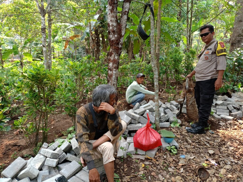 Bhabinkamtibmas Polsek Pandeglang Sambangi Warga dan Monitor Pemasangan Paving Blok di Kp. Cilaja Kec. Pandeglang 1 WhatsApp Image 2023 10 18 at 21.49.09