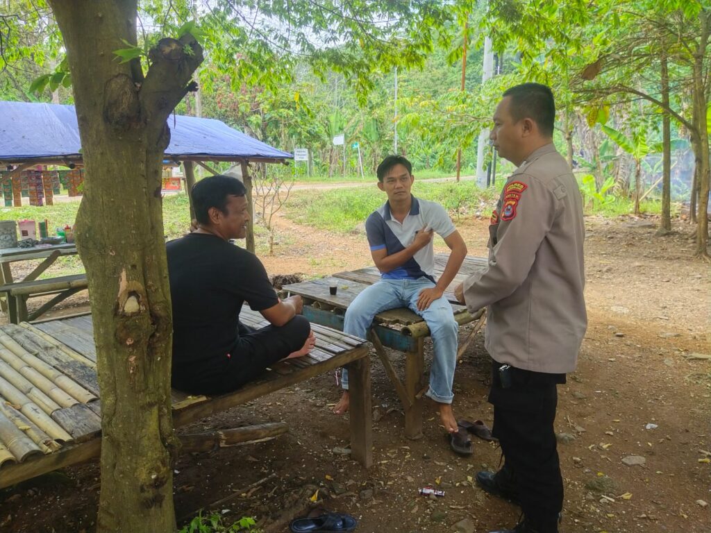 Bhabinkamtibmas Polsek Panimbang Lakukan Patroli dan Sambang Dialogis untuk Meningkatkan Kamtibmas 2 WhatsApp Image 2023 10 18 at 21.50.48
