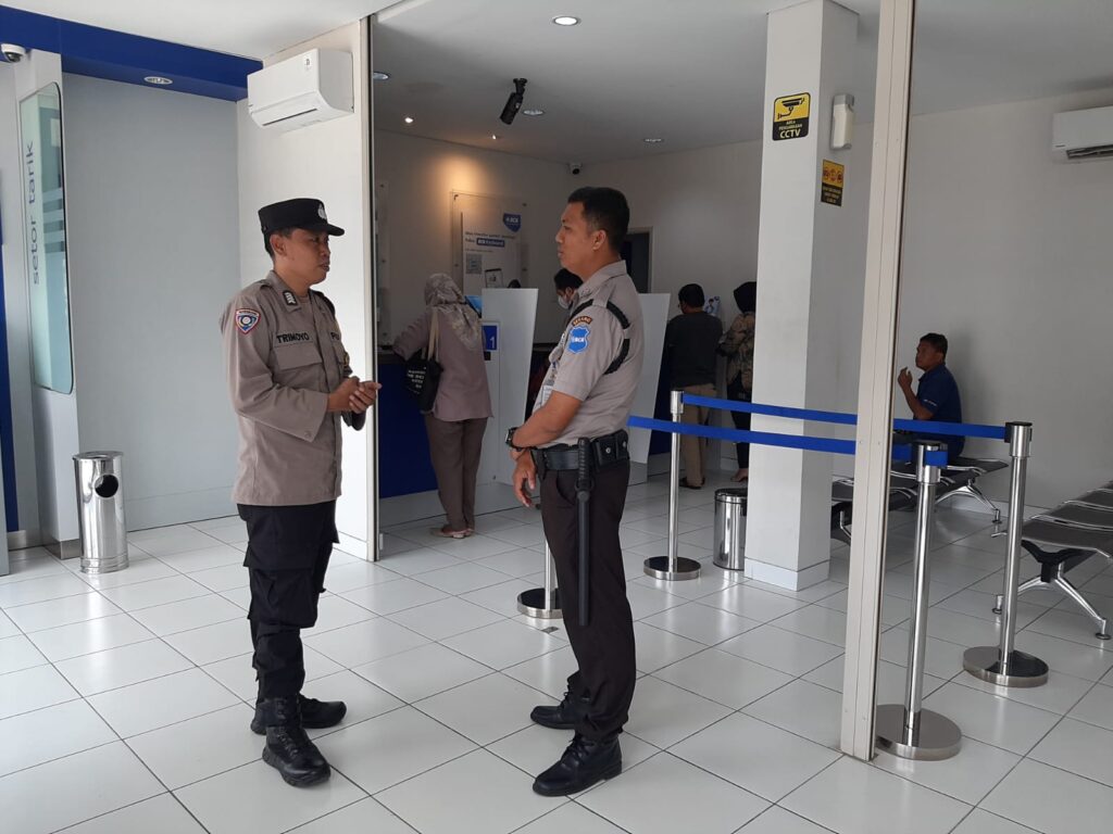 Bhabinkamtibmas Polsek Pandeglang Lakukan Kunjungan ke Bank BCA Pandeglang 3 WhatsApp Image 2023 10 19 at 19.40.37