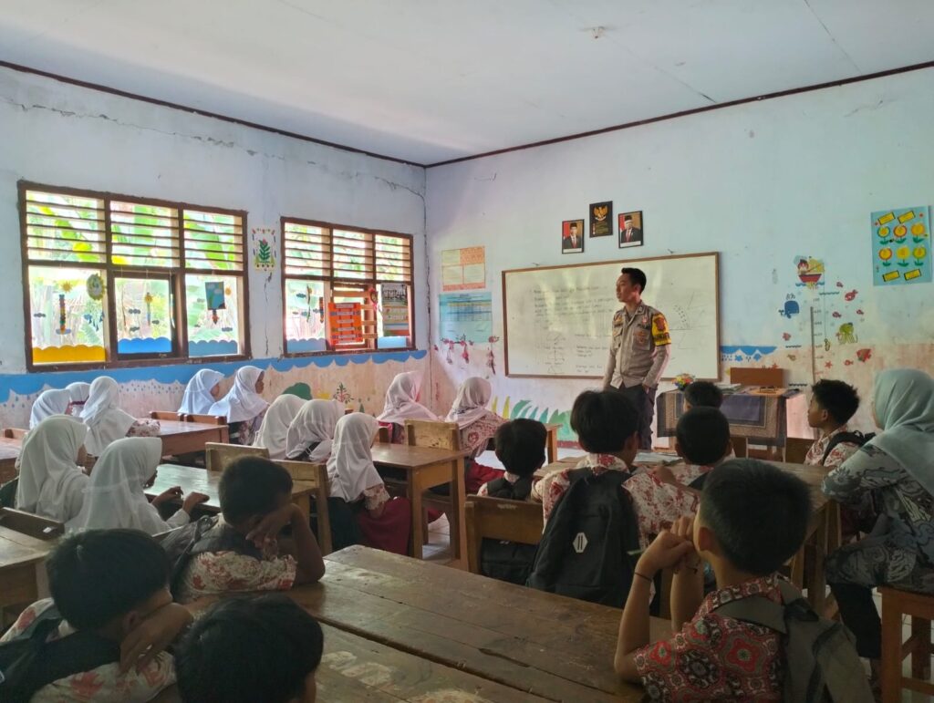 Polsek Cigeulis Melakukan Pembinaan untuk Mencegah Kenakalan Remaja dan Bullying di SDN Tarumannagara 3 10 WhatsApp Image 2023 10 21 at 07.52.05