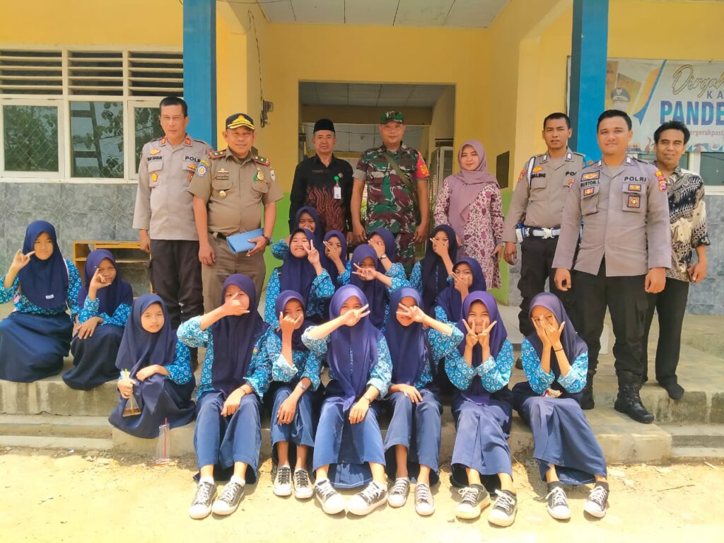 Cegah Kenakalan Remaja, Kapolsek Angsana Beserta Bhabinkamtibmas Sambangi SMPN 2 Angsana 9 WhatsApp Image 2023 10 21 at 17.43.02