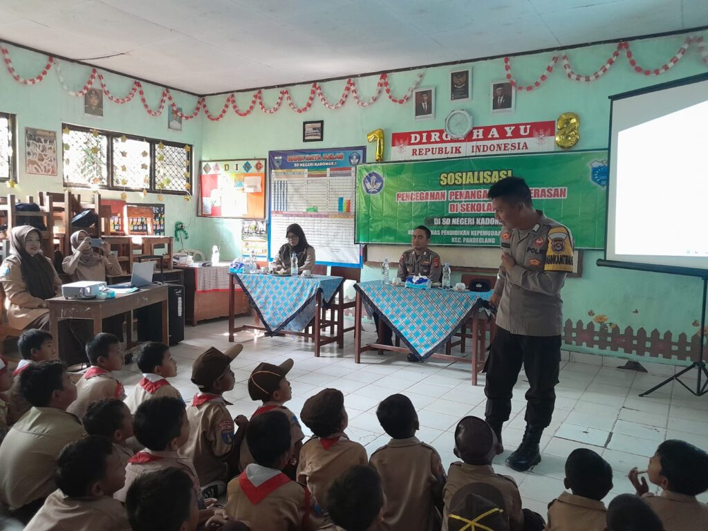 Bhabinkamtibmas Polsek Pandeglang Gelar Kegiatan Binluh dan Sosialisasi Pencegahan Bullying di SDN Kadomas 1 8 WhatsApp Image 2023 10 22 at 11.29.34