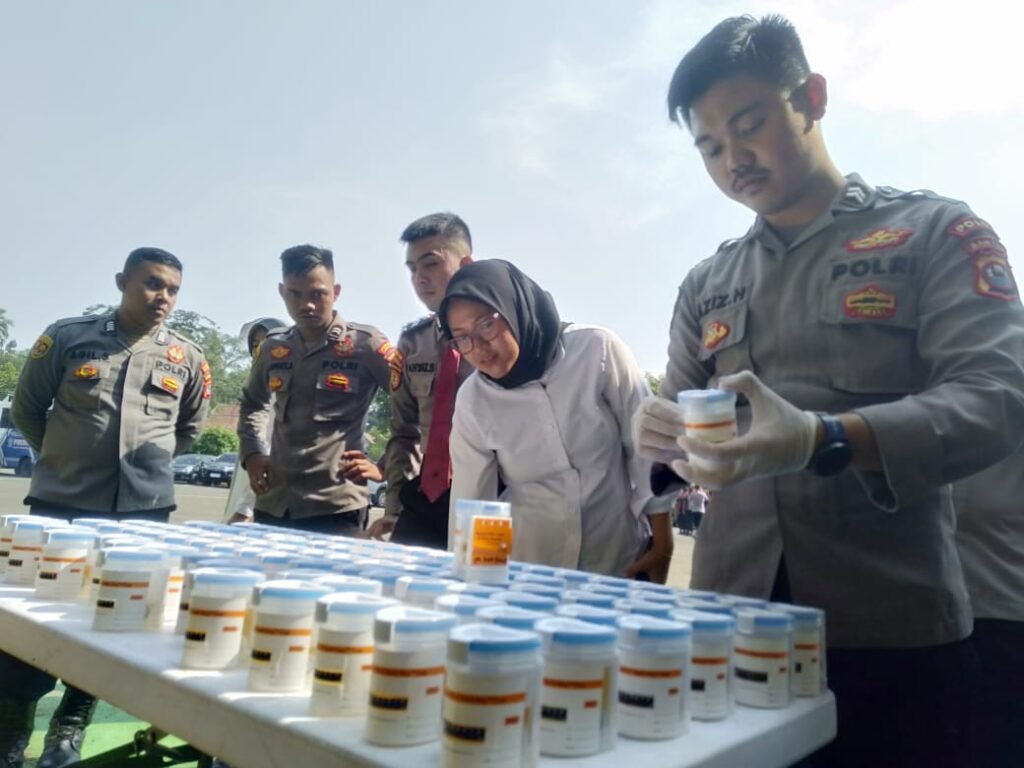 Polres Pandeglang Jalani Tes Urine sebagai Upaya Pemeliharaan Integritas dan Kualitas Kerja 9 WhatsApp Image 2023 10 23 at 10.50.27