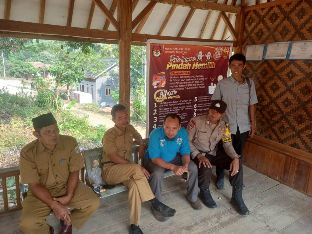 Bhabinkamtibmas Polsek Carita Sambangi Kantor Desa 8 WhatsApp Image 2023 10 23 at 11.02.28