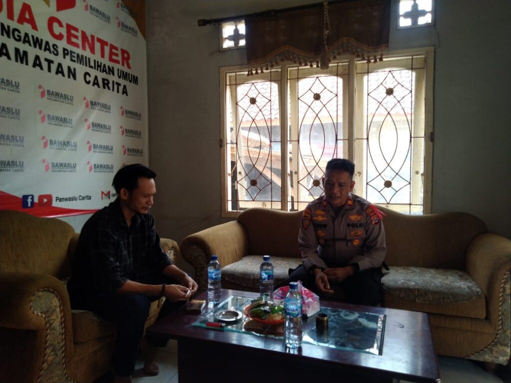 Kapolsek Carita Silaturahmi ke Sekretariat Panwaslu, Bahas Keamanan Pemilu 2024 7 WhatsApp Image 2023 10 23 at 11.06.13