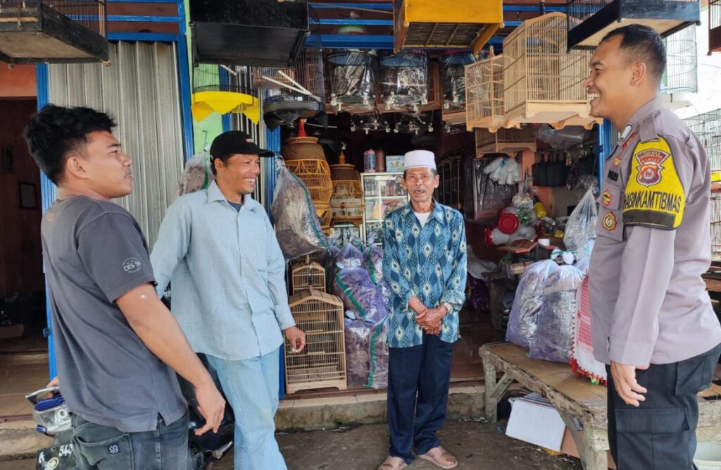 Polsek Cibaliung Melaksanakan Sambang Door to Door untuk Mempererat Hubungan dengan Warga 4 WhatsApp Image 2023 10 23 at 15.34.42
