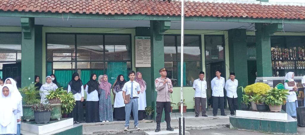 Polsek Menes Menggelar Apel Pagi di Madrasah Aliyah Mathlaul Anwar Menes 4 WhatsApp Image 2023 10 23 at 20.32.36