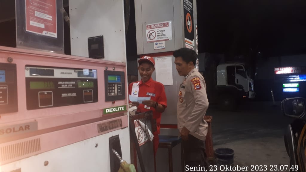 Polsek Saketi Polres Pandeglang Awasi Pendistribusian BBM di SPBU 7 WhatsApp Image 2023 10 24 at 08.25.17