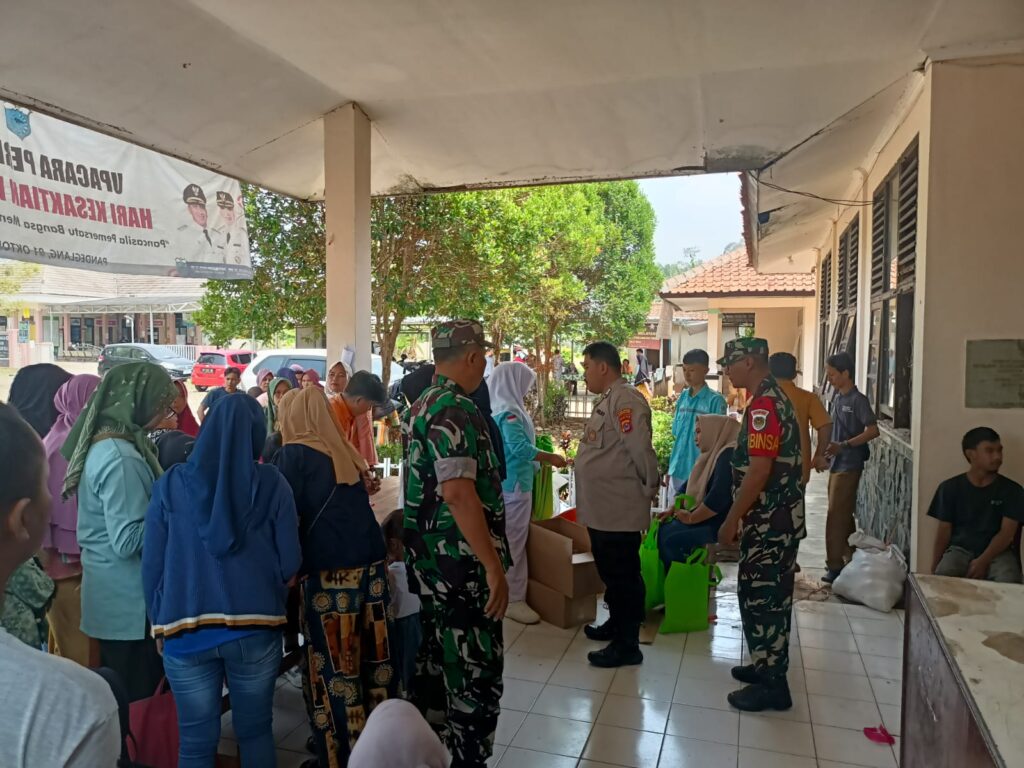 Kapolsek Cikedal Awasi Penyaluran Bantuan Pangan untuk Keluarga Rawan Stunting 2 WhatsApp Image 2023 10 24 at 19.08.29