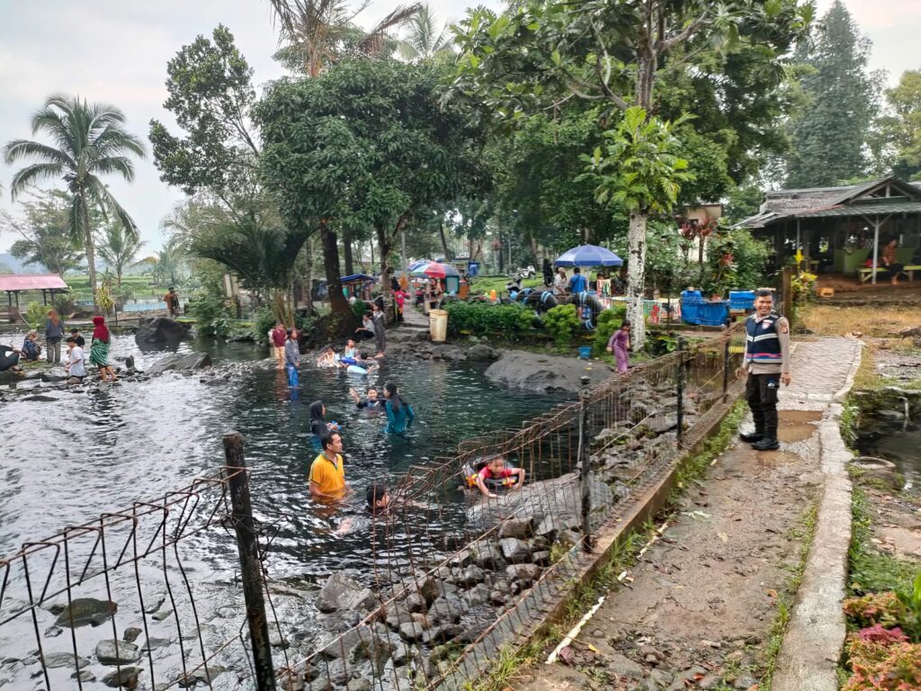 Anggota Polsek Pulosari Tingkatkan Keamanan dan Ketertiban Masyarakat Melalui Kegiatan Sambang KRYD 4 WhatsApp Image 2023 10 24 at 19.11.01