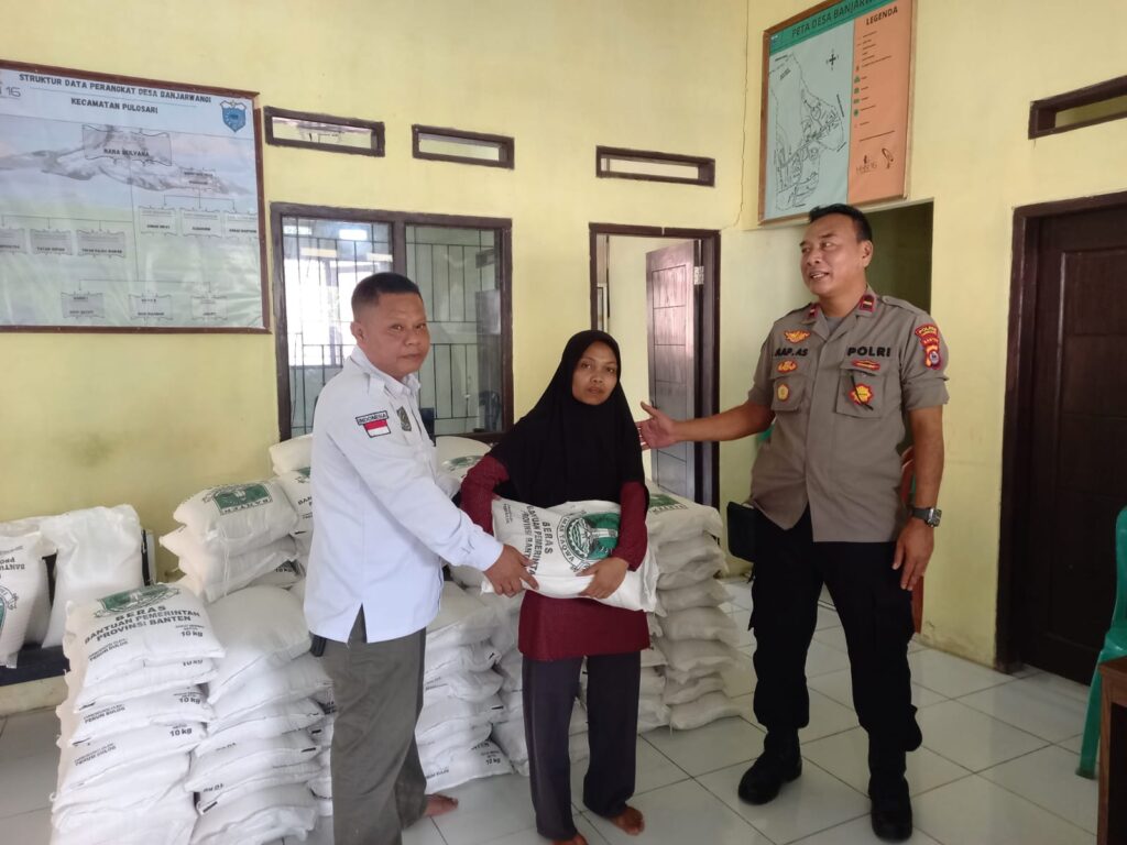 Kapolsek Pulosari dan Bhabinkamtibmas Pantau Pendistribusian Bantuan Pangan Beras di Desa Pulosari 10 WhatsApp Image 2023 10 25 at 10.11.31
