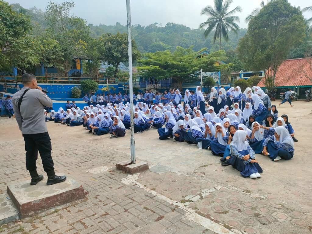 Polsek Pulosari: Sosialisasi Pencegahan Perundungan di SMPN 2 Pulosari 1 WhatsApp Image 2023 10 25 at 20.18.34