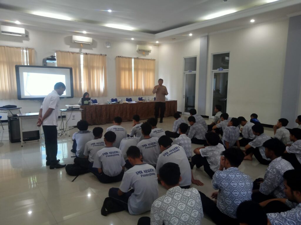 Polsek Pandeglang Adakan Bimbingan dan Penyuluhan terkait Bullying dan Kenakalan Remaja di SMKN 2 Pandeglang 2 WhatsApp Image 2023 10 25 at 20.37.34