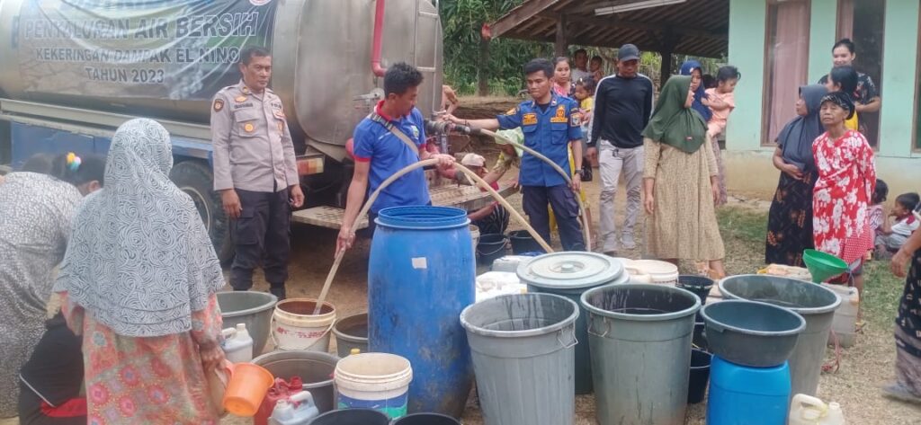 Kapolsek Angsana Distribusikan Bantuan Air Bersih ke Desa yang Terdampak Kekeringan 4 WhatsApp Image 2023 10 26 at 09.41.15