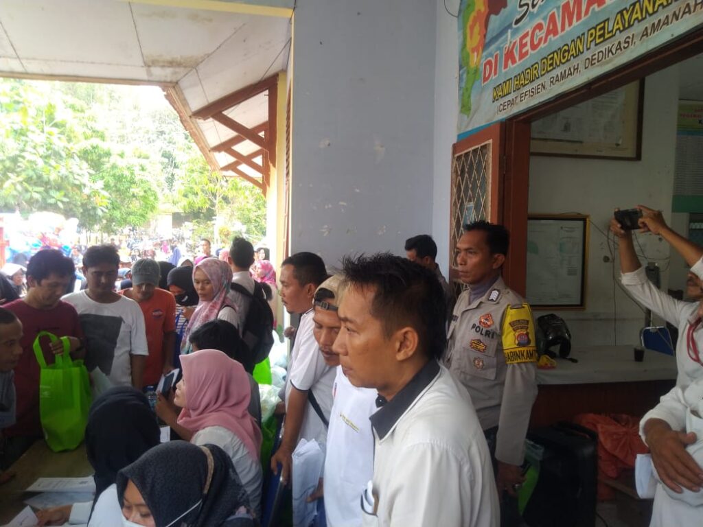 Personel Polsek Carita Melakukan Monitoring Penyaluran Bantuan Pangan Stunting (BPS) di Kabupaten Carita 5 WhatsApp Image 2023 10 26 at 09.57.30