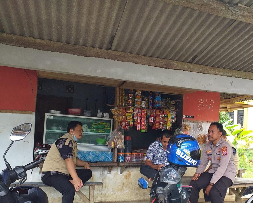 Bhabinkamtibmas Polsek Pulosari Terus Jalin Silaturahmi dengan Warga Binaan 9 WhatsApp Image 2023 10 26 at 20.47.36