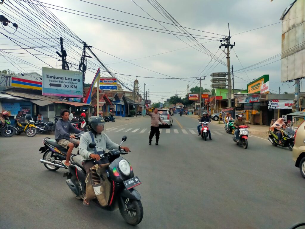 Polsek Pagelaran: Pengaturan Arus Lalu Lintas untuk Menciptakan Kondisi Aman dan Lancar 5 WhatsApp Image 2023 10 27 at 11.11.46