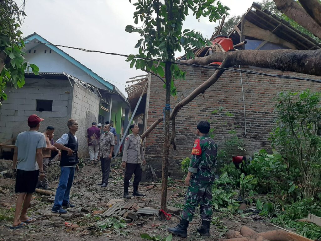 Polsek Pandeglang dan Koramil Segera Bertindak Saat Rumah Warga Tertimpa Pohon Tumbang Akibat Cuaca Buruk 3 WhatsApp Image 2023 10 27 at 11.41.26