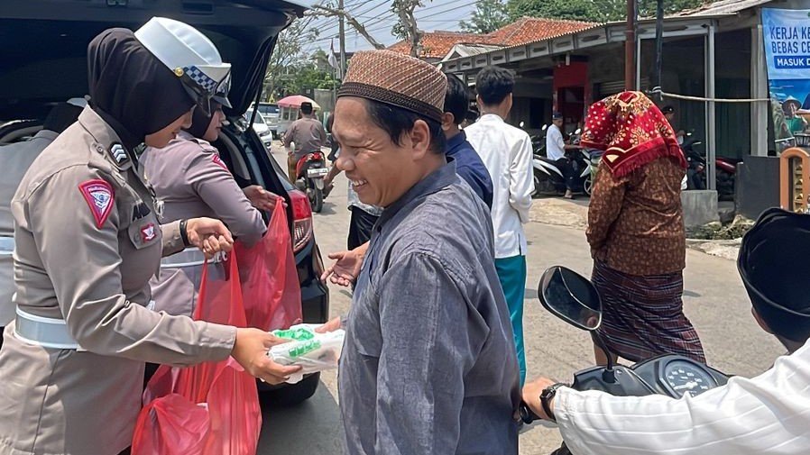 Polres Pandeglang Bagikan Nasi Kotak Gratis dalam Kegiatan Jumat Berkah 8 WhatsApp Image 2023 10 27 at 13.05.31